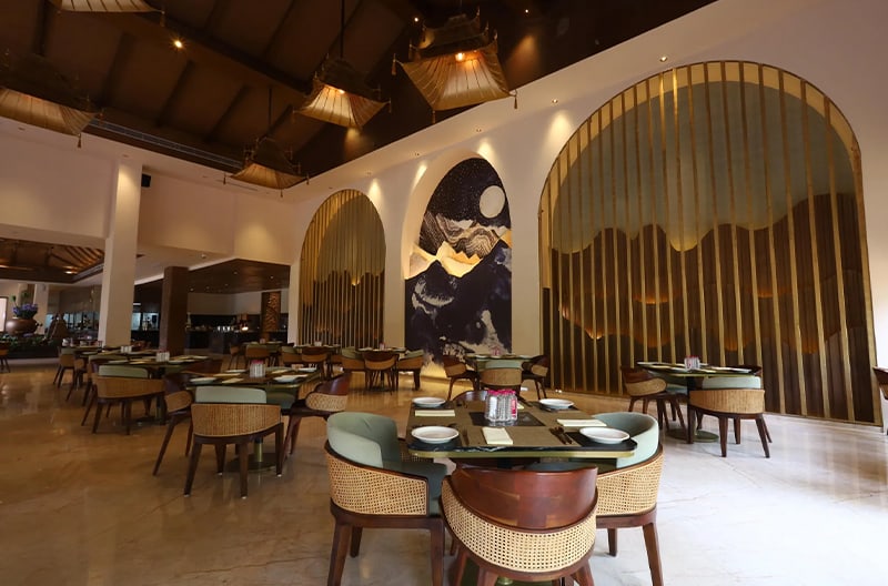 3+ restaurants and bars onsite